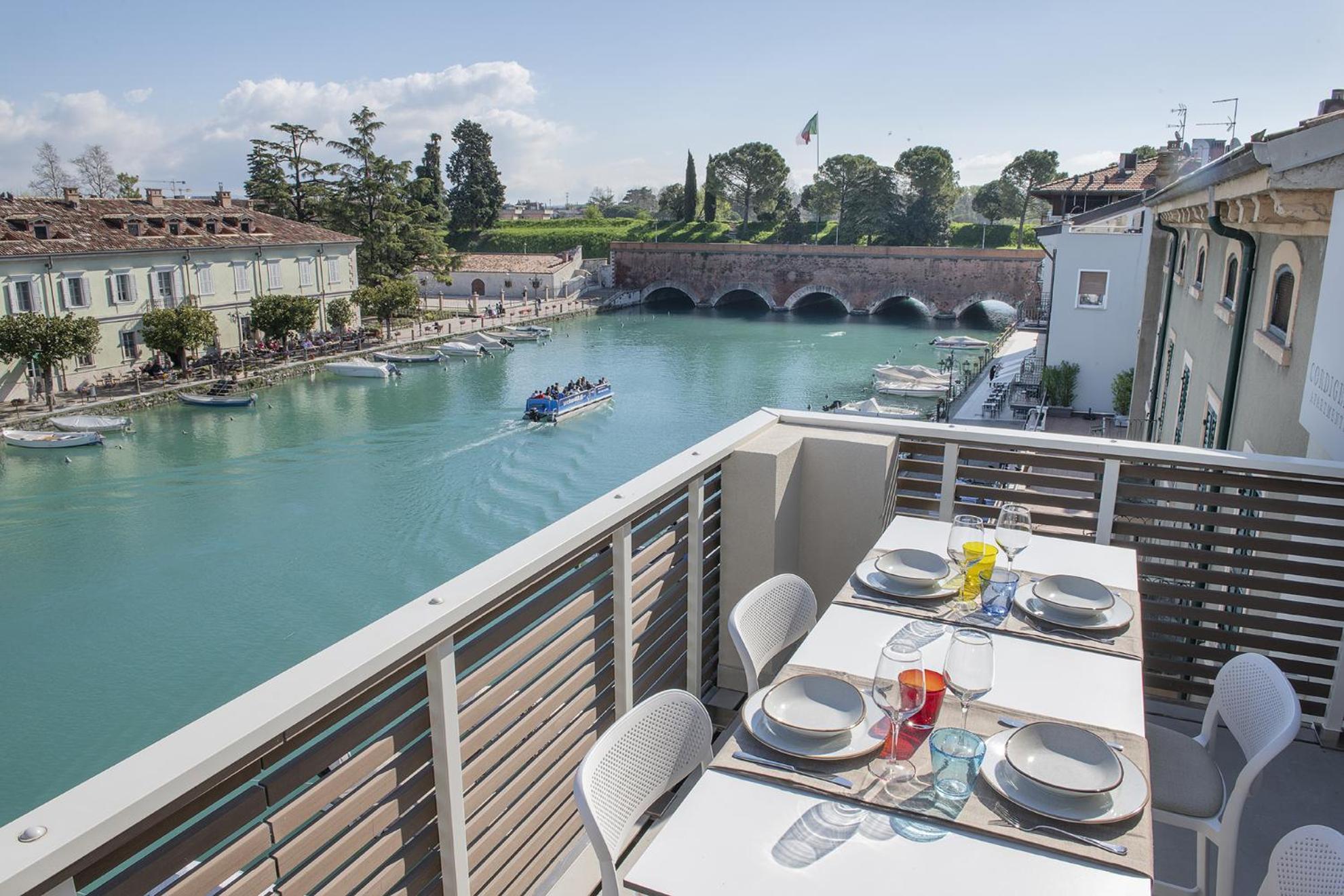 Palazzo Cordigero - Apartments Peschiera del Garda Bagian luar foto